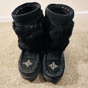 Manitobah Mukluk Women's 6 Black Fur Suede Winter Boots